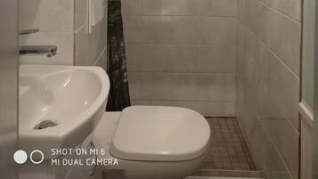 Douche, sĂšche-cheveux, serviettes fournies, savon