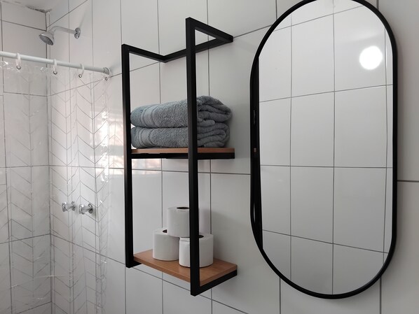 Douche, serviettes fournies, savon, papier toilette