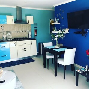 Refrigerador, microondas, placa de cocina, cafetera/tetera