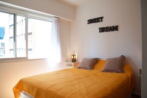 2 slaapkamers, een strijkplank/strijkijzer, internet, beddengoed