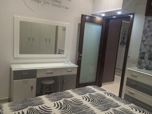 3 makuuhuonetta, silitysrauta/-lauta, internet, vuodevaatteet