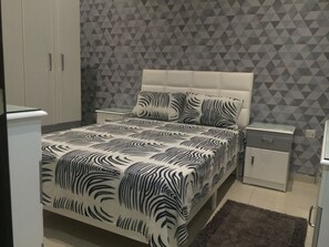 3 dormitorios, tabla de planchar con plancha, Internet y ropa de cama