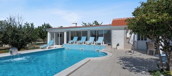 Villa Almas with swimming pool, summer grill house and tennis court