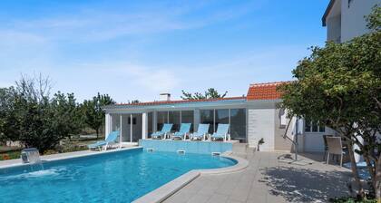 Villa Almas with swimming pool, summer grill house and tennis court