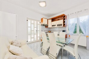 Smart TV, chimenea, videojuegos, mesa de ping pong