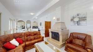 Smart TV, fireplace, video games, table tennis - Villa Almas with swimming pool, summer grill house and tennis court (Neoric)