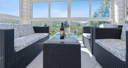 Villa Almas avec piscine, barbecue d'été et court de tennis