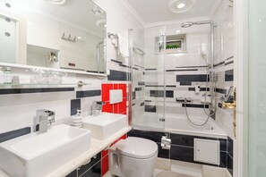 Badewanne, Haartrockner, Handtücher, Shampoo