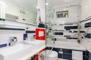 Baignoire, sĂšche-cheveux, serviettes fournies, shampoing
