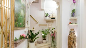 Una escalera decorada con plantas en macetas y un jarrón.