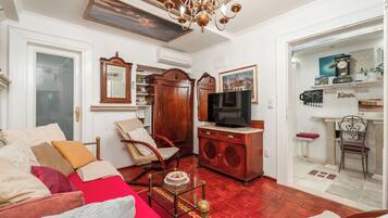 Fernseher, BĂŒcher, Computerbildschirme