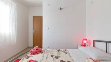 2 bedrooms, iron/ironing board, free WiFi, bed sheets
