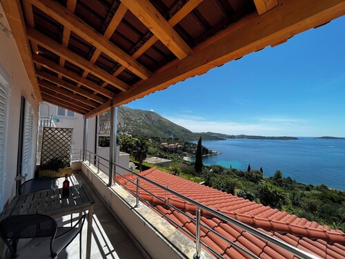 Huoneisto lähellä Dubrovnikin kaupunkia kauniilla näköalalla