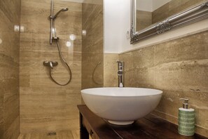 Shower, hair dryer, towels - Deluxe 4BR with super Wifi (Budapest)
