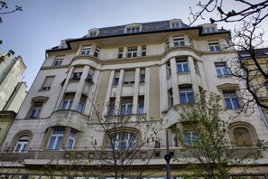 Exterior - Deluxe 4BR with super Wifi (Budapest)