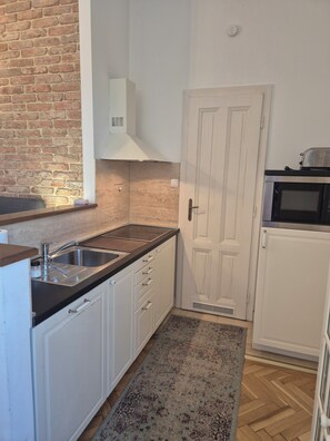 Coffee/tea maker, fridge, microwave, dishwasher