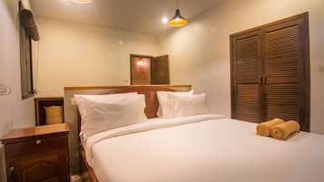 2 bedrooms, iron/ironing board, internet, bed sheets