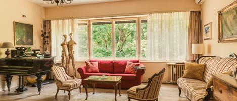 Smart TV, reproductor de DVD, libros, biblioteca de música