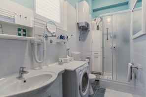 Douche, sĂšche-cheveux, serviettes fournies, savon