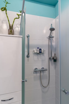 Douche, sĂšche-cheveux, serviettes fournies, savon