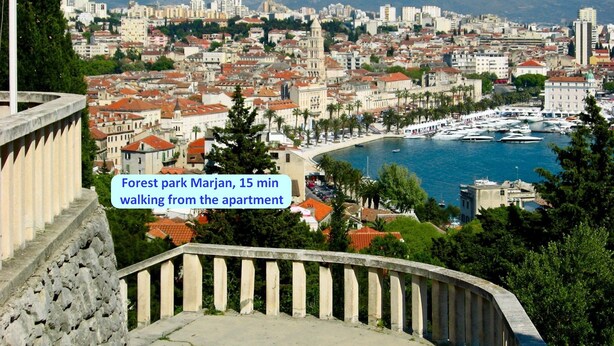 Un paysage urbain côtier avec vue sur la mer et un port de plaisance.