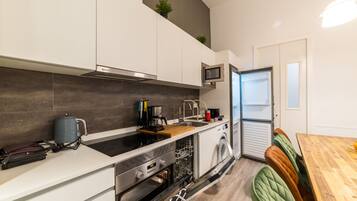 Frigorífico, microondas, horno y placa de cocina