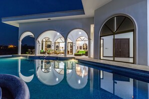 Piscine extérieure, piscine à débordement