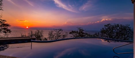 Una piscina al aire libre, una piscina infinita