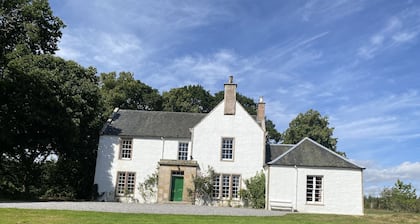 Kingillie House, erbaut im achtzehnten Jahrhundert, schöne Aussicht auf das Hochland