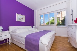 2 bedrooms, WiFi - SEA VIEW NEAR BEACH AND OLD CENTER OF TOWN (TROGIR)