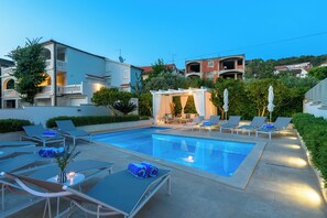 Una piscina al aire libre, una piscina climatizada