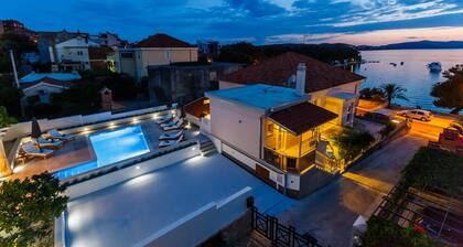 Deluxe 4 * Apartment Giovanni mit beheiztem Pool