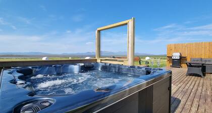 House by the ocean. Hot tub and a mountain view.