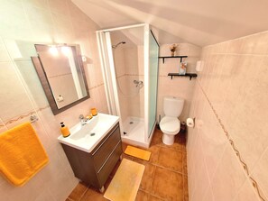 Chuveiro, secador de cabelo, bidê, toalhas de banho