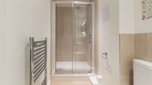 Ensemble douche/baignoire, sèche-cheveux, serviettes fournies, savon