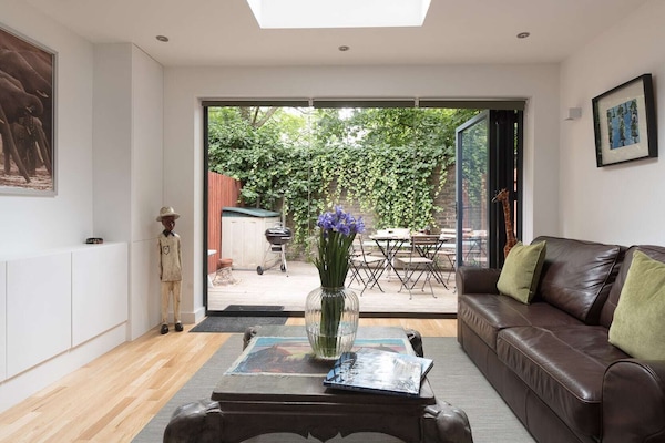 Ground floor 2nd reception room leading onto the garden. Bifolding doors.