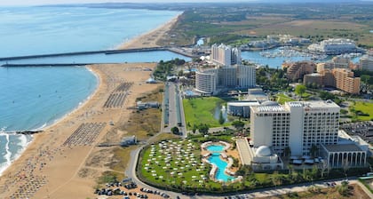 Vilamoura Luxuriöses Penthouse am Golf, WIFI, Kabel-TV, 2 Pools