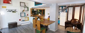 Kühlschrank, Mikrowelle, Herdplatte, Wasserkocher mit Kaffee-/Teezubehör
