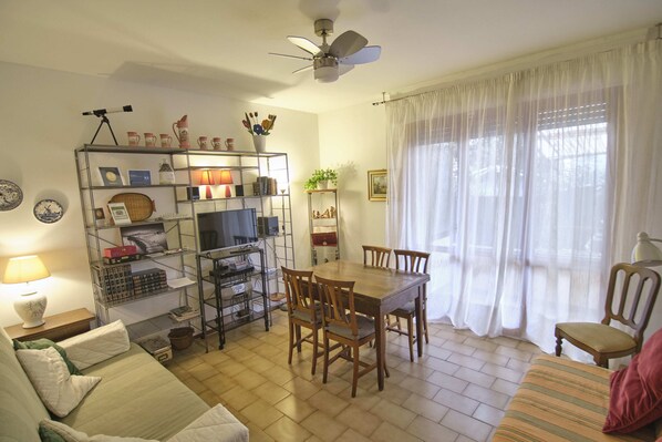 Smart TV, books, music library, stereo