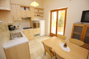 Fridge, oven, stovetop, coffee/tea maker