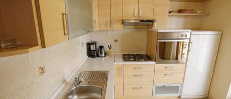 Réfrigérateur, four, plaque de cuisson, cafetière/bouilloire