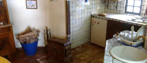 Een koelkast, een oven, een koffiezetapparaat/waterkoker, een waterkoker
