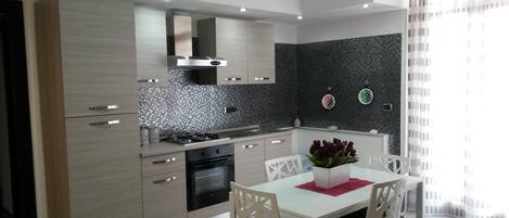 Refrigerador, horno, placa de cocina, cafetera/tetera