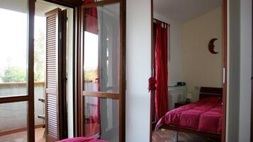 2 bedrooms, iron/ironing board, internet