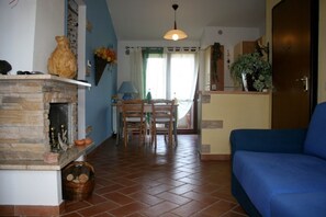 Televisión y chimenea 