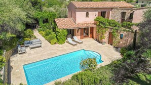 A villa with a swimming pool, outdoor seating, and lush greenery. - Charming villa walking distance to Valbonne village (Valbonne)