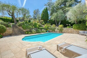 A heated pool - Charming villa walking distance to Valbonne village (Valbonne)