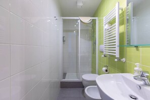 Shower, hair dryer, bidet, towels - St Peter Apartment in Vatican (Roma)