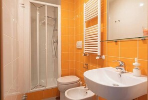 Dusche, Haartrockner, Bidet, Handtücher