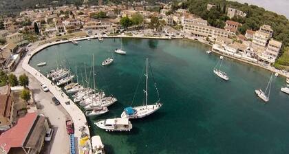 Villa Fotini mit privatem Pool und Meerblick 100 Meter vom Strand entfernt